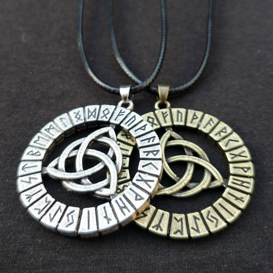 Collar con amuleto de runas míticas nórdicas