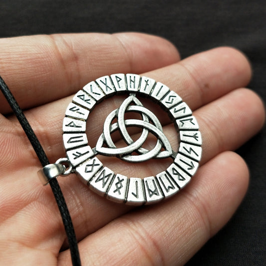 Collar con amuleto de runas míticas nórdicas
